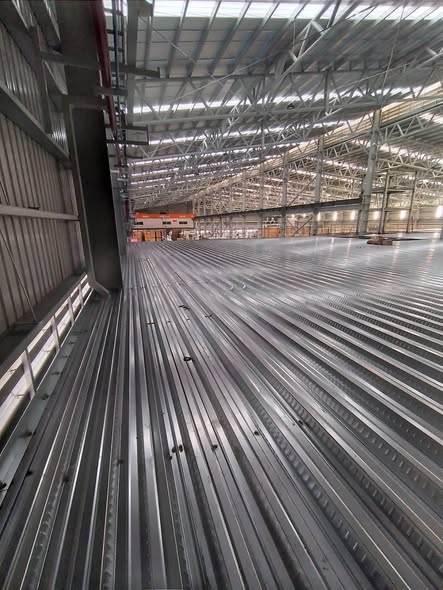 พื้นที่ปูแผ่น Metal Deck กว้างขวาง